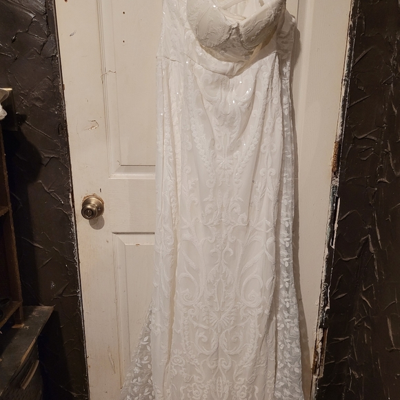 Sparkling white strapless dress with train - Picture 3 of 16